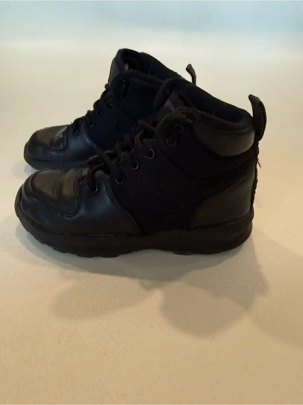 Nike manoa black